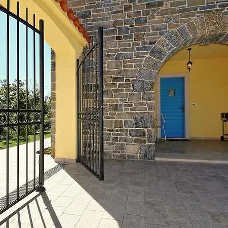 Holiday home Dvori Na Brigu *