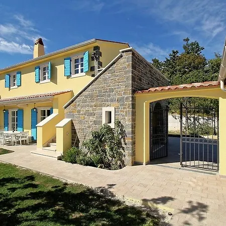 Holiday home Dvori Na Brigu
